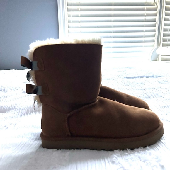 Bailey Bow UGG boots that have never been worn before in a size 8!🫶 - Picture 3 of 3
